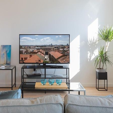 Design 2Bdr Apartment Near City Center ザグレブ エクステリア 写真