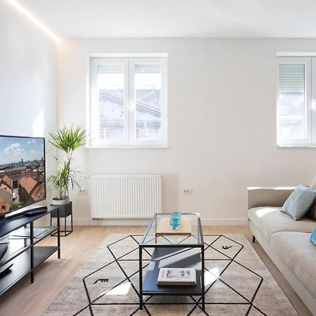 Design 2Bdr Apartment Near City Center ザグレブ エクステリア 写真